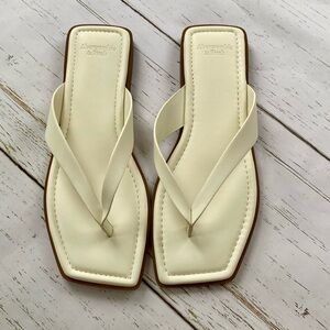 Abercrombie & Fitch Cream Square-Toe Thong Slide Sandals